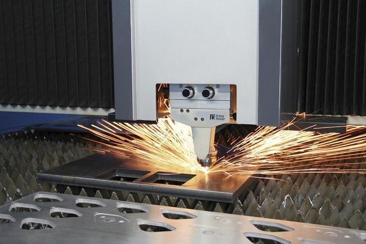 Fibre laser machine cutting steel with high precision